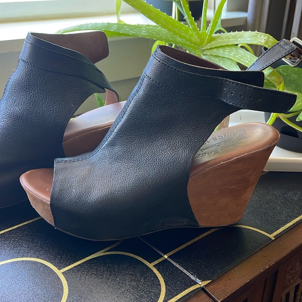 Korks Size 9 Black Leather wedges